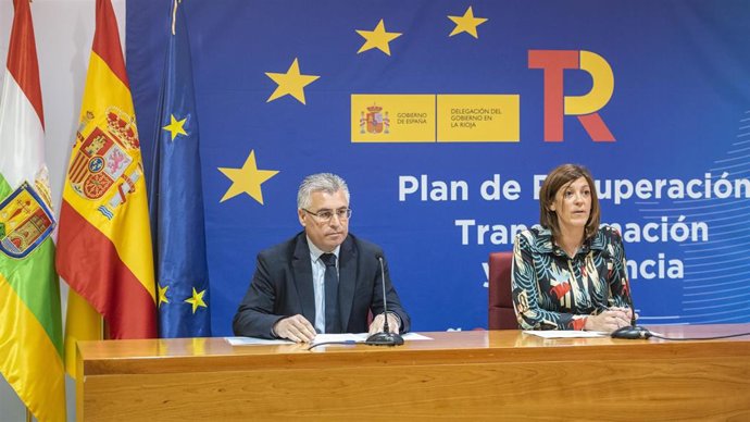 La delegada del Gobierno, María Marrodán, y el consejero de Desarrollo autonómico, Jose Ángel Lacalzada