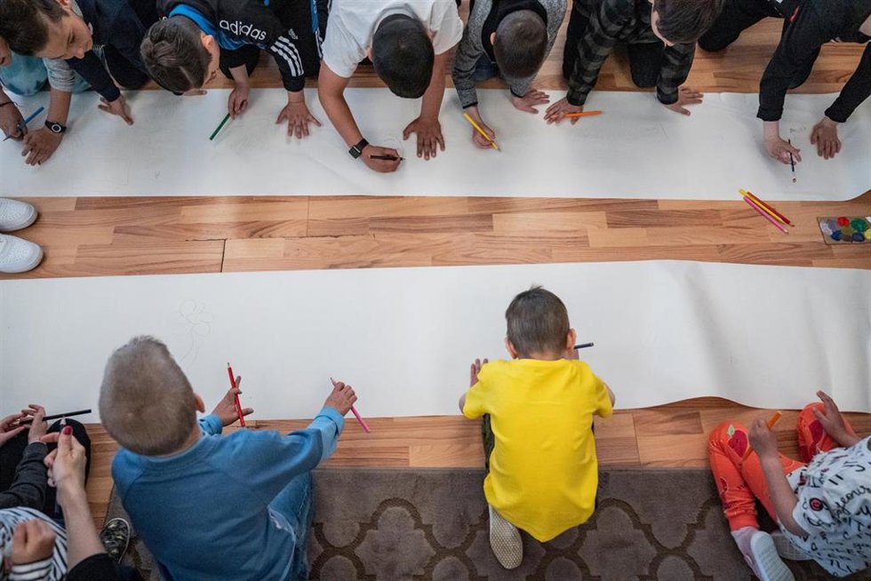 Niños en un centro para refugiados ucranianos en Prahova, Rumanía