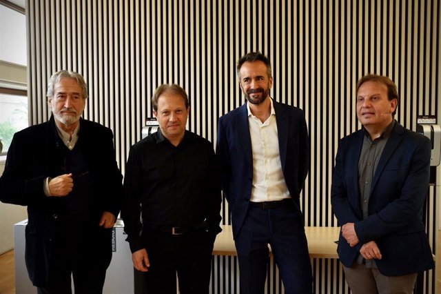 El director musical Jordi Savall, el nuevo director titular de la Orquestra Simfònica de Barcelona i Nacional de Catalunya (OBC), Ludovic Morlot; el director de L'Auditori, Robert Brufau, y el de la Banda Municipal de Barcelona, José R.Pascual-Vilaplana