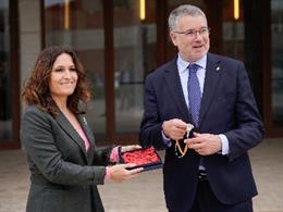 La consellera de la Presidencia, Laura Vilagr, en Tarragona junto a su alcalde, Pau Ricom.