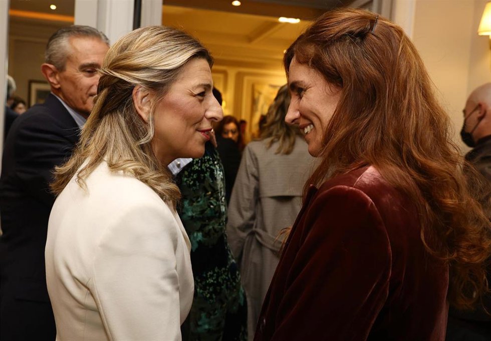 La vicepresidenta segunda y ministra de Trabajo, Yolanda Díaz (i), y la portavoz de Más Madrid, Mónica García (d), conversan a su llegad al Desayuno Informativo de Europa Press, en el Hotel Rosewood Villa Magna, a 4 de mayo de 2022, en Madrid (España).