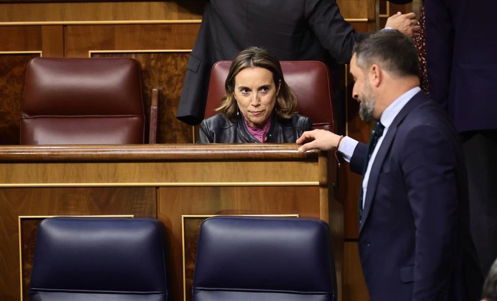 La secretaria General del Partido Popular y portavoz del partido, Cuca Gamarra, y el líder de VOX, Santiago Abascal, en una sesión plenaria, en el Congreso 
