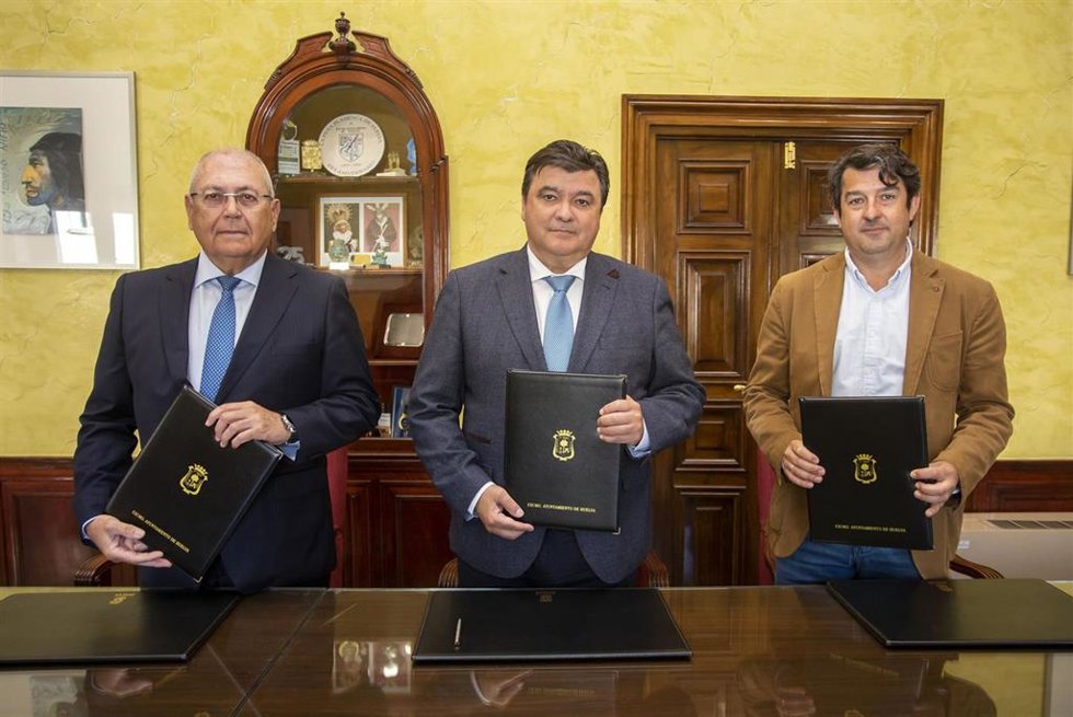 El alcalde de Huelva, Gabriel Cruz, ha suscrito un convenio con el director general de la Fundación Atlantic Copper, Antonio de la Vega, y con el presidente de Asprodesordos, Alonso Jesús Rubio, para implementar el 'bucle magnético' en el Gran Teatro.