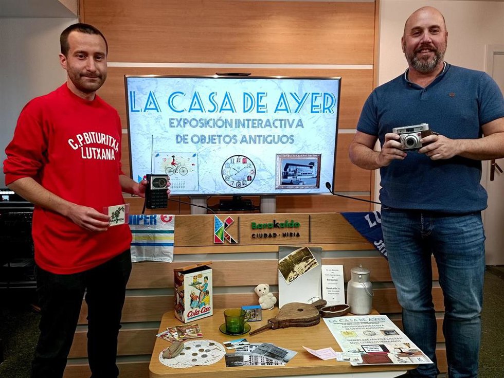 Mikel Antizar, concejal de Acción Social, y Javier Delgado Duque, responsable de los Hurbiltzaileak, con los objetos que se presentaran en la exposición.