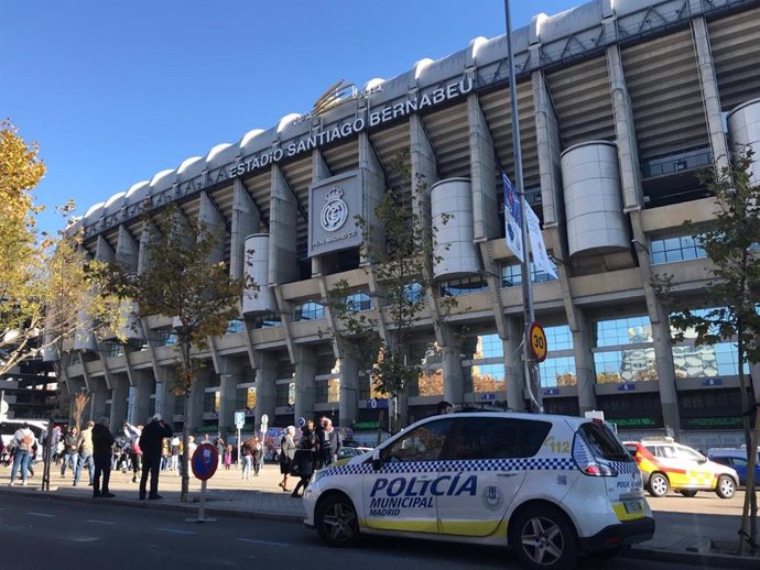 Archivo - Estadio Santiago Bernabeu con Policía