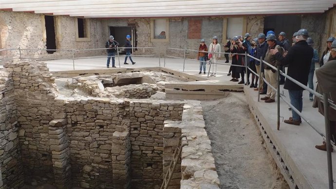 Miguel Barrero, director general de la Fundación Municipal de Cultura de Gijón  (FMC) da explicaciones a los grupos municipales en la visita a Tabacalera, (Gijón)