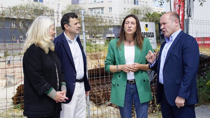 La secretaria general del PP de Andalucía, Loles López, segunda por la derecha, este miércoles en una visita a la ciudad de Cádiz.