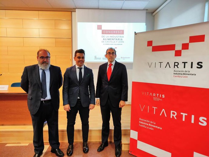 De izq a dcha, vicepresidente y presidente de Vitartis, José Luis Sánchez y Pedro Ruiz, y el director territorial de Banco Santander en CyL, Javer Martín.