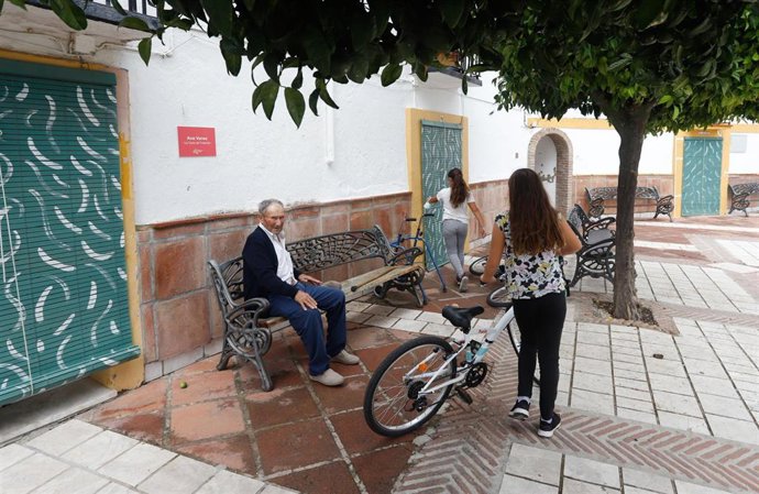 Archivo - Vecinos  se saludan una vez de  vuelta  a sus casas después de haber sido desalojados por el incendio de Sierra Bermeja a 14 de septiembre 2021 en Genalguacil (Málaga),