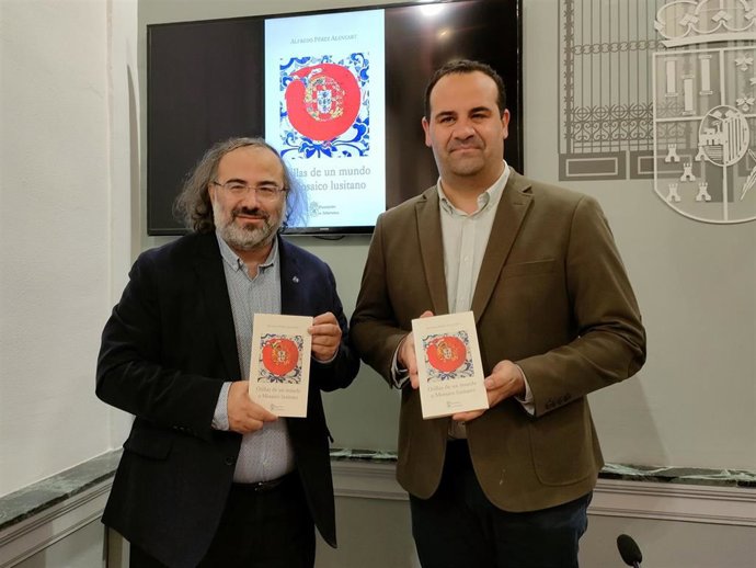 El poeta Pérez Alencart (i) y el diputado de Cultura, David Mingo (d), en la presentación del libro en La Salina.