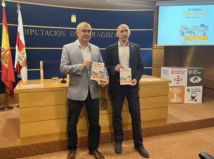 El alcalde de Brea de Aragón, Raúl García, junto al promotor de la feria, Miguel Ángel Pascual.