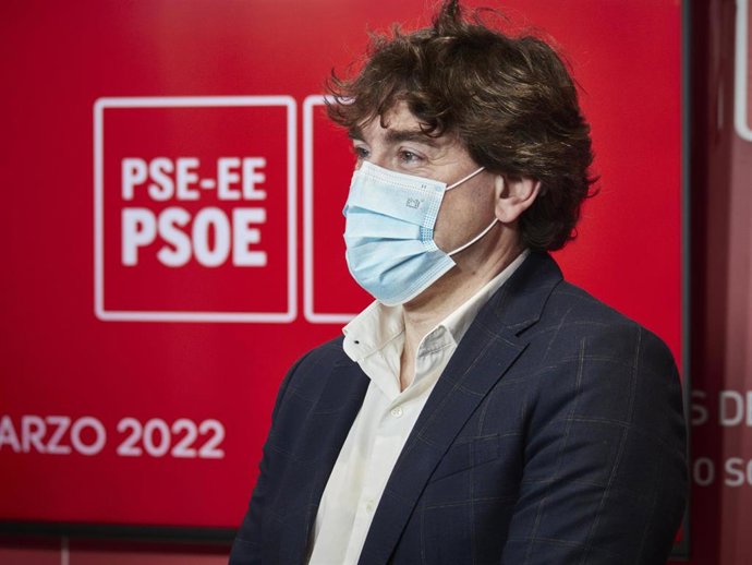 Archivo - El secretario general del PSE-EE, Eneko Andueza, en una rueda de prensa 