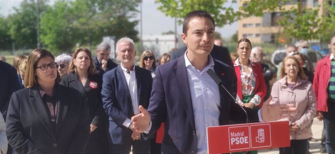 El secretario general del PSOE-M, Juan Lobato, participa en un acto en Móstoles junto a la alcaldesa de la localidad, Noelia Posse.