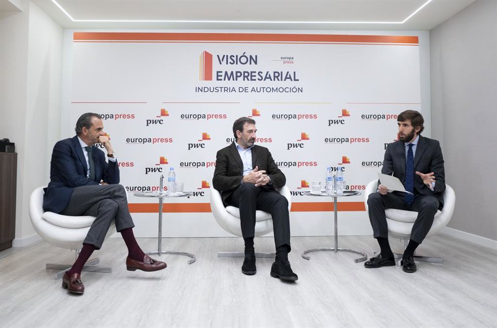(I-D) El socio responsable de Automoción de PwC, Manuel Díaz, el director general Anfac, José López-Tafall, y el jefe de sección de Empresas y Motor en Europa Press, Carlos Drake , durante el segundo encuentro PwC Visión Empresarial - Europa Press.