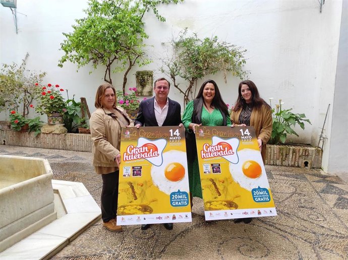La presidenta de Iprodeco, Dolores Amo (segunda por la dcha.), y el alcalde de Villafranca de Córdoba, Francisco Palomares, presentan la 'Gran Huevada'.