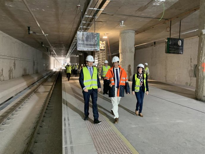 El consejero de Fomento e Infraestructuras, José Ramón Díez de Revenga, la directora de Movilidad y Litoral, Marina Munuera, y el director general de Adif AV, Juan Pablo Villanueva, durante la visita a las obras del soterramiento de las vías a su paso p