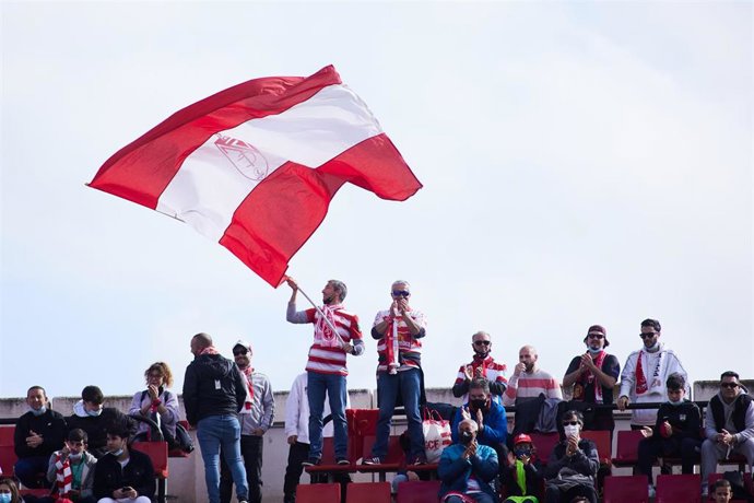 Archivo - Aficionados del Granada durante un partido del Nuevo Los Cármenes