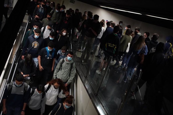 Personas accediendo a la estación de Arc de Triomf después de que Batec forzara las puertas de los accesos