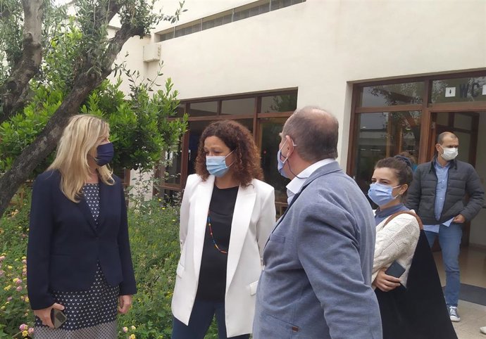 La consellera de Salud y Consumo, Patricia Gómez, y la presidenta del Consell de Mallorca, Catalina Cladera, tras la firma del convenio de la residencia de Prtol.