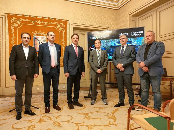 El jefe de prensa de Renault, José Manuel Jáñez (i), el concejal Fernando Carabias, el alcalde Carlos García Carbayo y el jefe provincial de Tráfico, Miguel Moreno, junto a representantes de concesionarios y de responsables de la actividad.