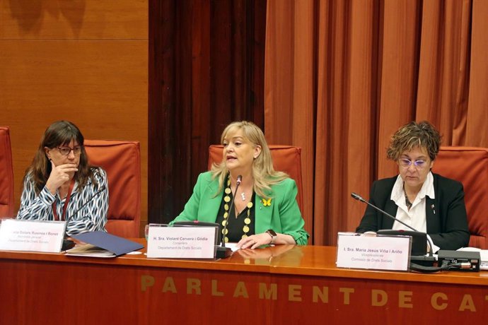 Al centre, la consellera de Drets Socials, Violant Cervera, en comissió parlamentria