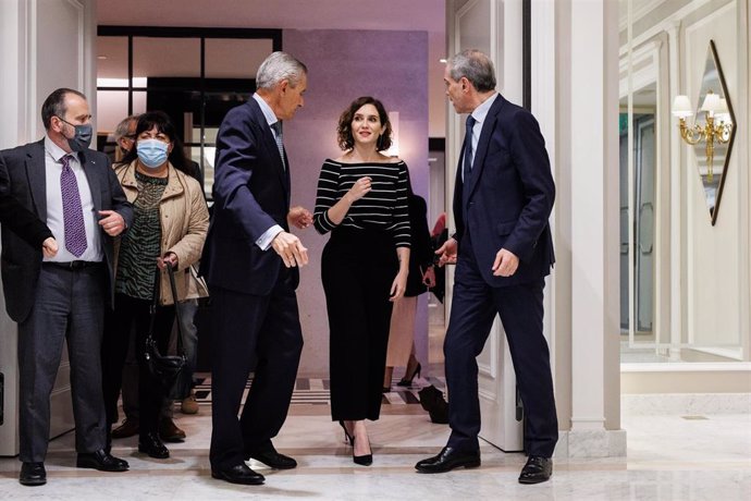 El presidente de Europa Press, Asís Martín de Cabiedes; la presidenta de la Comunidad de Madrid, Isabel Díaz Ayuso y el director de Europa Press, Javier García Vila, a su llegada a un desayuno informativo de Europa Press