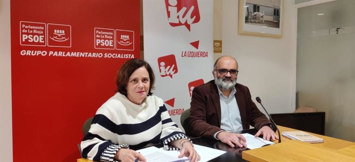 La diputada de IU, Henar Moreno, y el del PSOE, Santiago Urizarna, explican la proposicion de Ley para aumentar un 15 por ciento la REnta de Ciudadanía