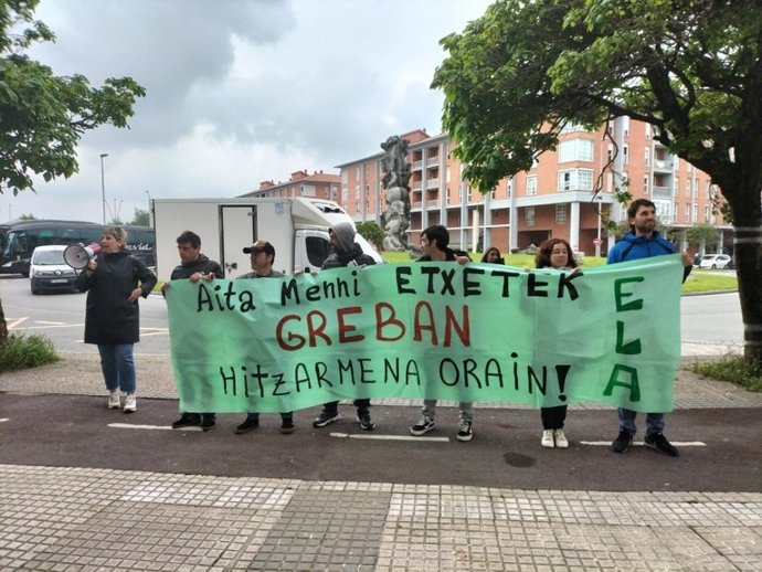 Trabajadores del servicio foral Etxetek se concentran frente a Txara