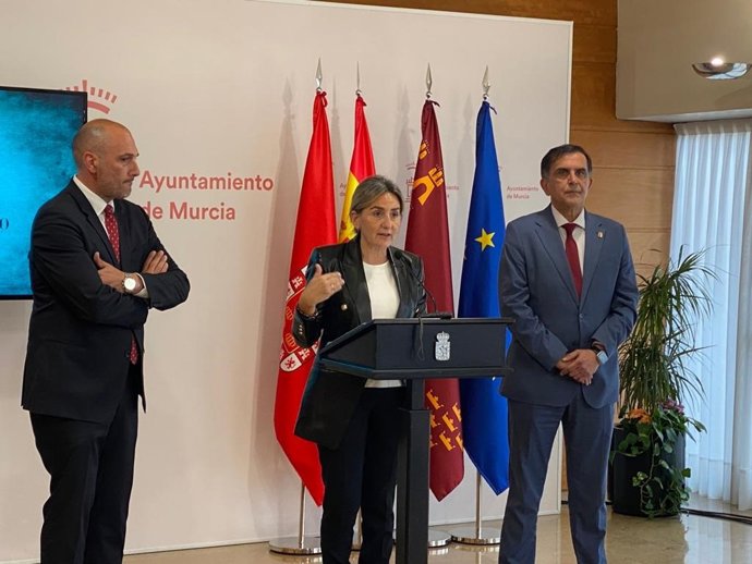 La alcaldesa de Toledo, Milagros Tolón, ha defendido este miércoles en el Ayuntamiento de Murcia en trasvase Tajo-Segura