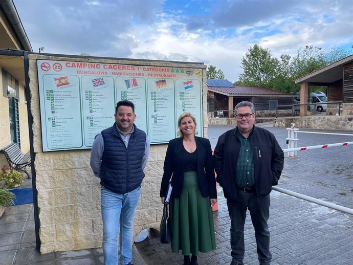 La portavoz de Ciudadanos en el Ayuntamiento de Cáceres, Raquel Preciados, junto a los gerentes del camping