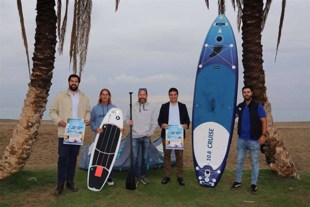 De norte a surf, programa de la Diputación en el que participarán unos 300 jóvenes de municipios del interior que podrán practicar deportes acuáticos