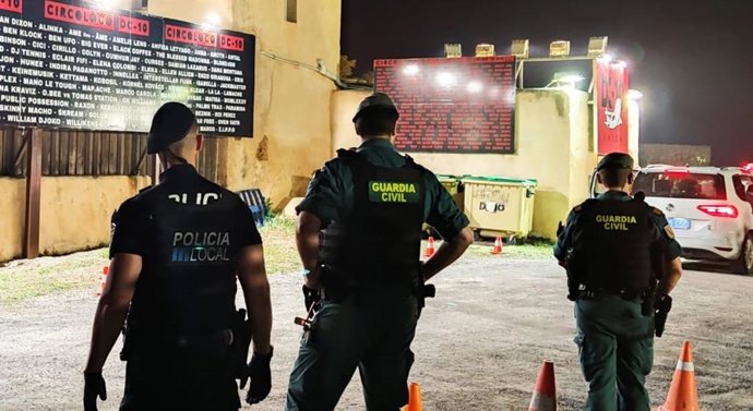 Agentes de la Policía Local y de la Guardia Civil durante el dispositivo de vigilancia en Ibiza.