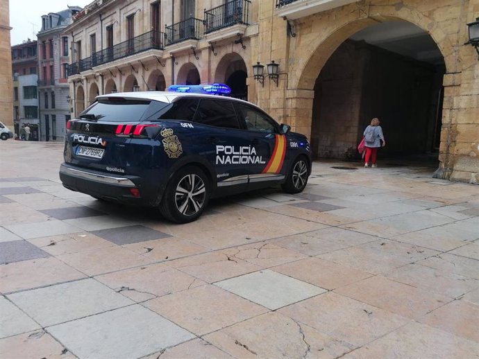 Archivo - Coche de la Policía Nacional, en Oviedo