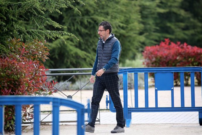 Alberto Luceño entra en la comisaría para firmar.