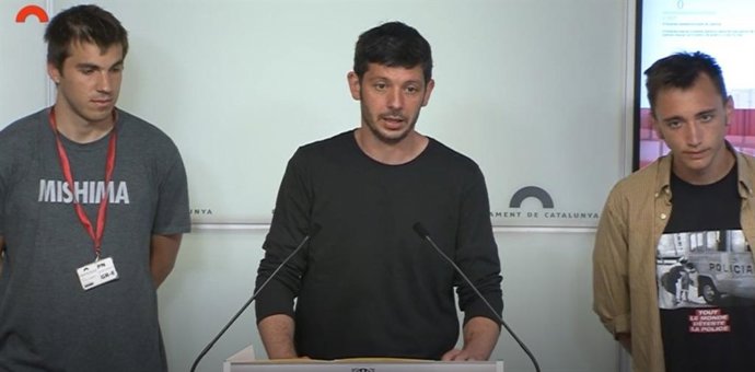 El diputado de la CUP en el Parlament Xavier Pellicer y los activistas independentistas Marcel Vivet y Adri Catasús en rueda de prensa en la Cámara catalana