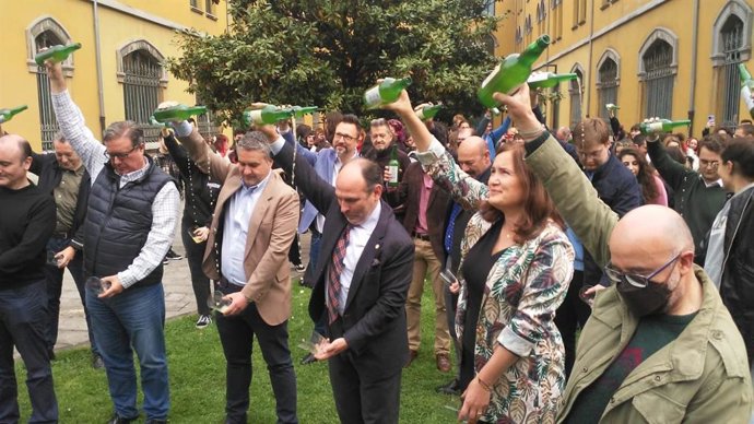 Ignacio Villaverde durante el escanciado institucional en apoyo a la cultura sidrera como Patrimonio de la Humanidad.