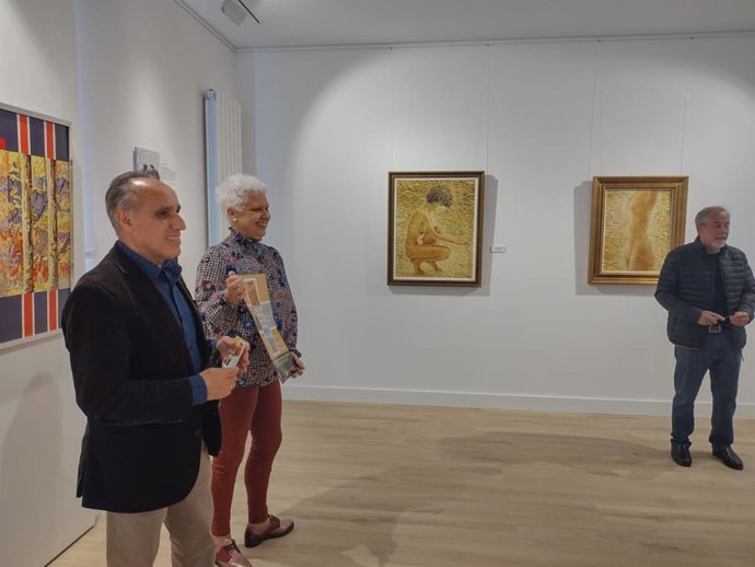 El alcalde de Astorga, Juan José Alonso Perandones, y la concejal de Cultura, María Ángeles Rubio, con el cartel de la obra pictórica de los artistas Escarpizo, Sendo y Toño.