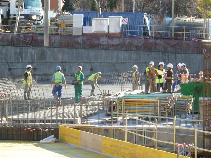 Archivo - Trabajadores de la construcción.