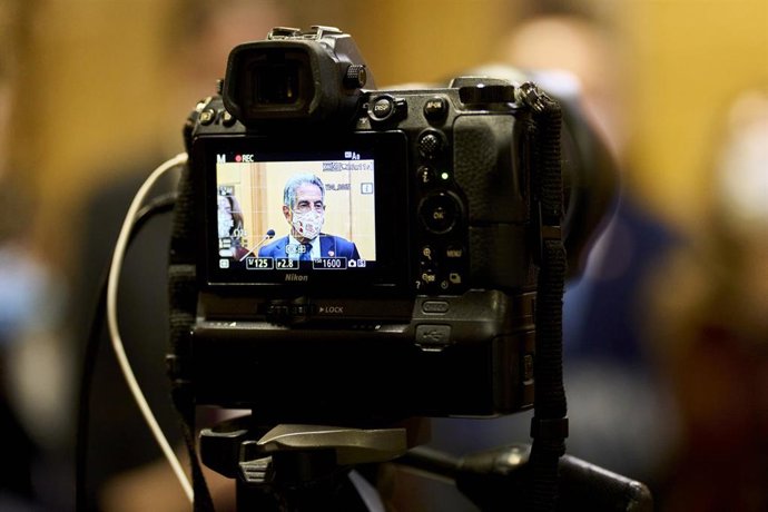 Archivo - El presidente de Cantabria, Miguel Ángel Revilla, visto a través de una cámara fotográfica