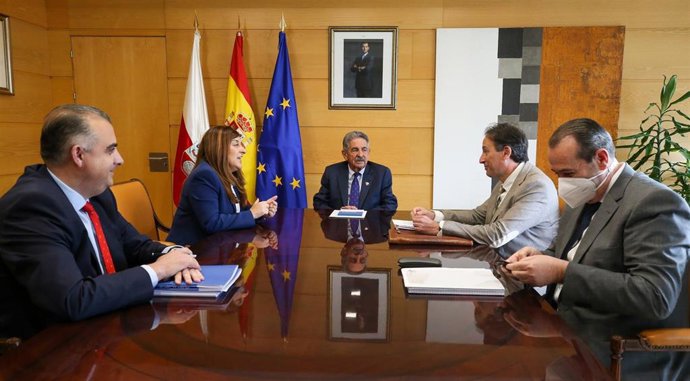 El presidente de Cantabria, Miguel Ángel Revilla, y el consejero de Obras Públicas, Ordenación del Territorio y Urbanismo, José Luis Gochicoa, se reúnen con la presidenta del Partido Popular (PP) de Cantabria, María José Sáenz de Buruaga