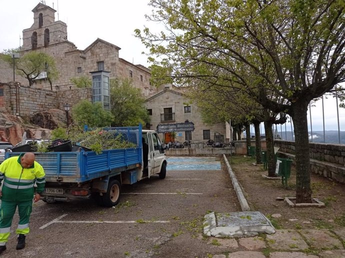 Trabajos de limpieza en el entorno del Santuario de la Virgen de la Cabeza.