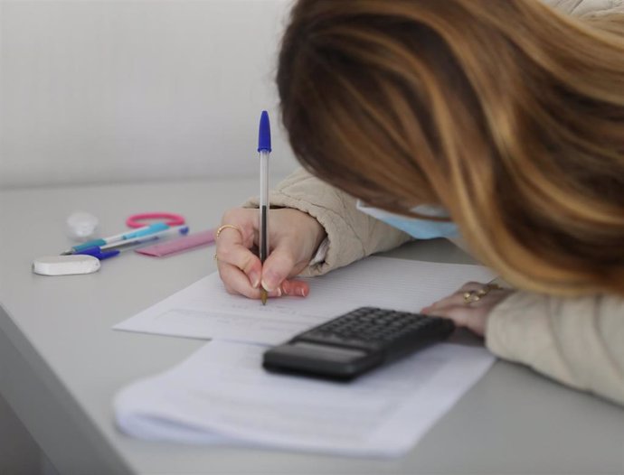 Archivo - Una alumna realizando un examen