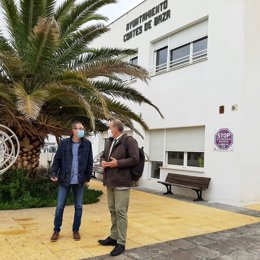 El delegado territorial de Regeneración, Justicia y Administración Local de la Junta en Granada, Enrique Barchino, junto al alcalde de Cortes de Baza, Juan Fernández.