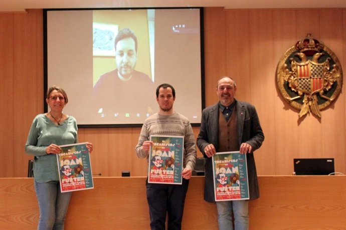La técnica de cultura del Ayuntamiento de Trrega, Teresa García; el concejal de Cultura Carlos Vilches y el director del festival Barnasants, Pere Camps, en la presentación de 'El tocadiscos de Joan Fuster'