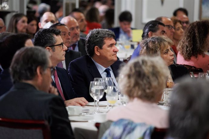 El ministro de la Presidencia, Relaciones con las Cortes y Memoria Democrática, Félix Bolaños (i), y el ministro de Inclusión, Seguridad Social y Migraciones, José Luis Escrivá, en el Desayuno Informativo de Europa Press, a 4 de mayo de 2022, en Madrid.