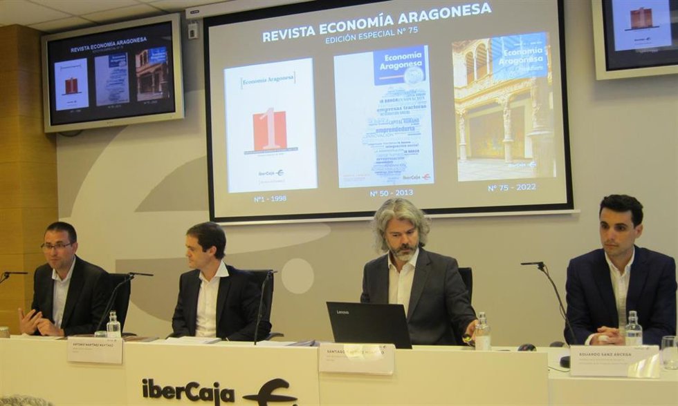 Director de Comunicación y Relaciones Institucionales de Ibercaja, Enrique Barbero, director del Área Financiera, Antonio Martínez, jefe de Análisis Económico y Financiero, Santiago Martínez, y profesor de la Universidad de Zaragoza, Eduardo Sanz.