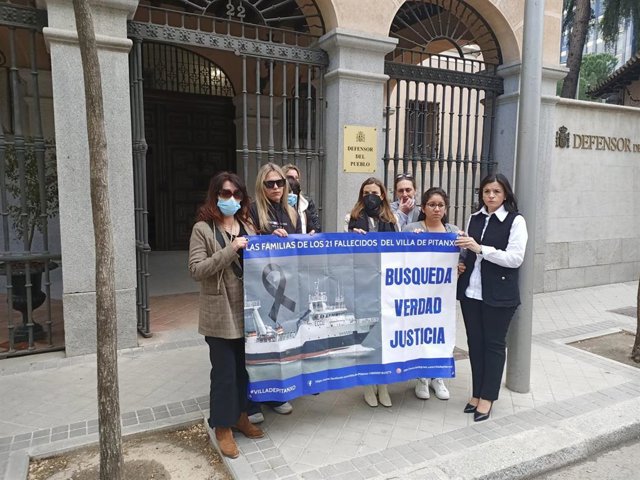Familiares de los 21 marineros fallecidos en el naufragio del pesquero gallego 'Villa de Pitanxo'.