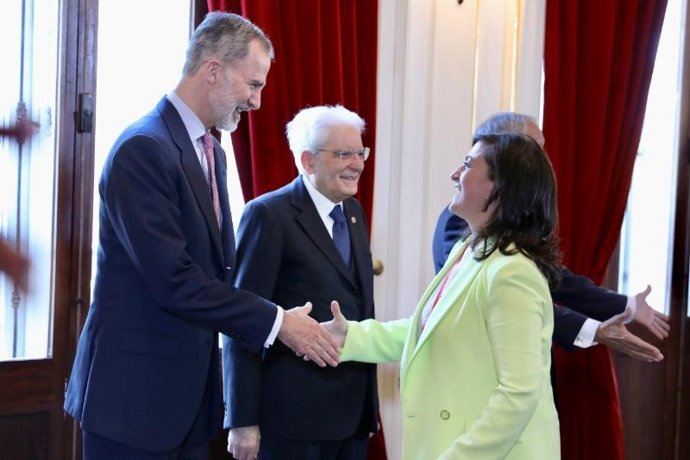 El Rey saluda a la presidenta del Gobierno, Concha Andreu, en la XV Cumbre Cotec Europa en Braga
