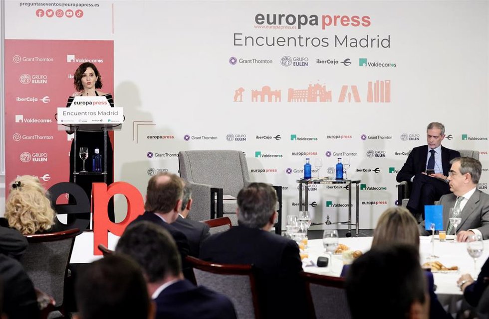 La presidenta de la Comunidad de Madrid, Isabel Díaz Ayuso y el director de Europa Press, Javier García Vila, en un desayuno informativo de Europa Press, en el Hotel Rosewood Villa Magna Salón "Gran Presidencial".