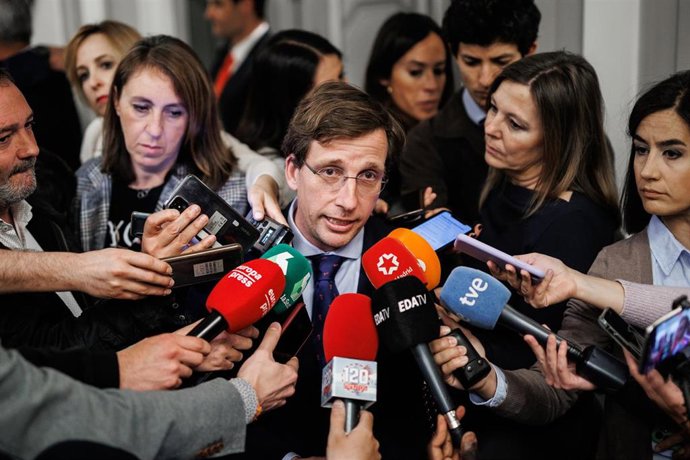 El alcalde de Madrid, José Luis Martínez-Almeida, ofrece declaraciones a los medios a su llegada a un desayuno informativo de Europa Press, en el Hotel Rosewood Villa Magna Salón "Gran Presidencial".